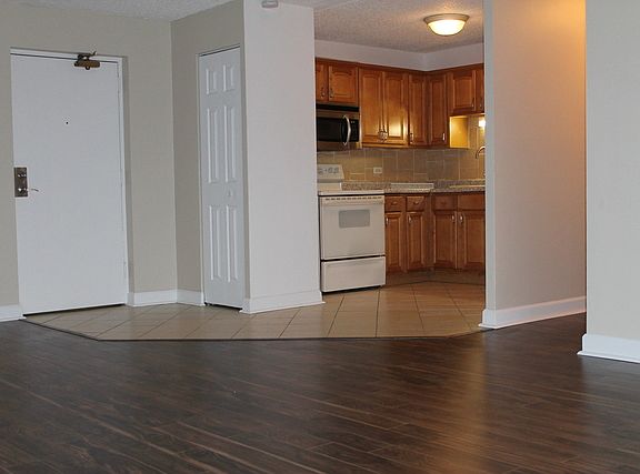 4th image of 1700 Wedgewood Dr APT 210