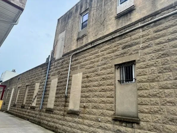 2404 Summit Avenue image 5 of 16