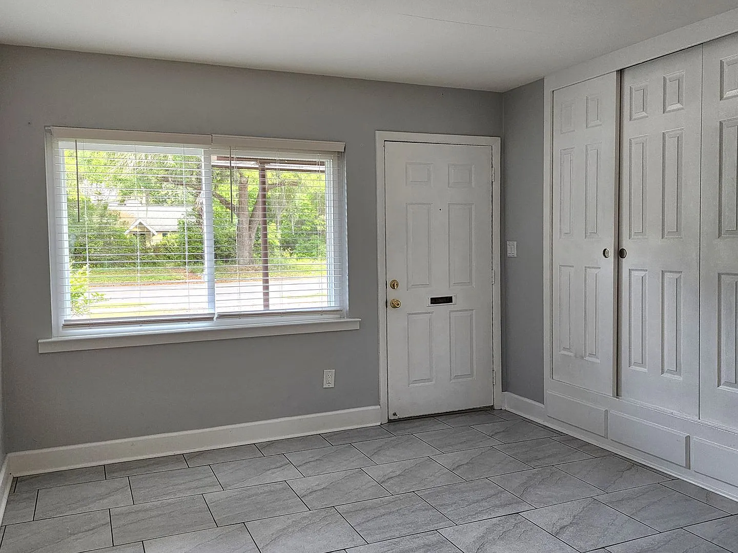 2 bedroom 1 bathroom with fenced yard — Photo 3