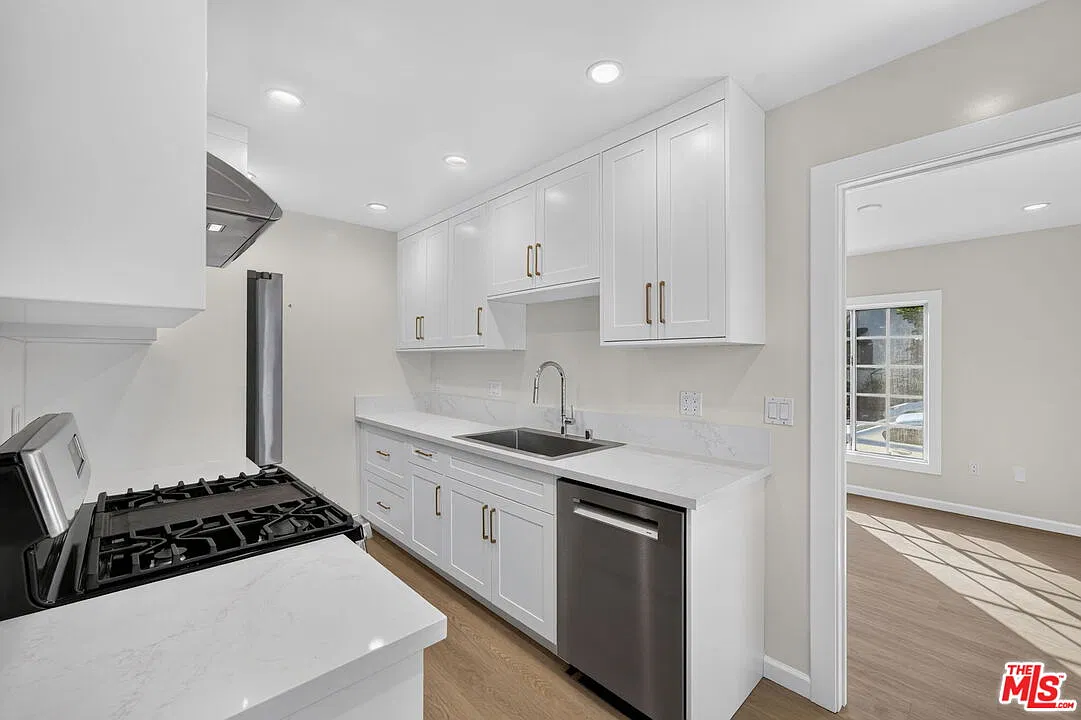 3 bed, 1.0 bath, 850 sqft, $3,350 — Photo 4
