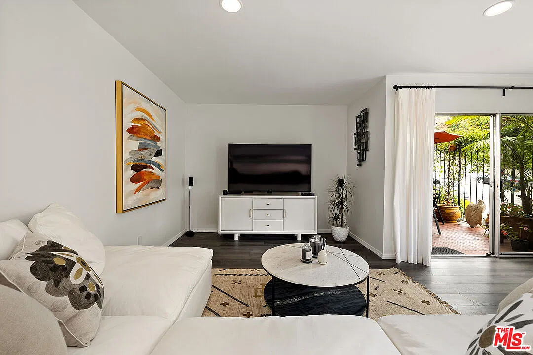 1 bed, 1.0 bath, 1004 sqft, $3,295 — Photo 2
