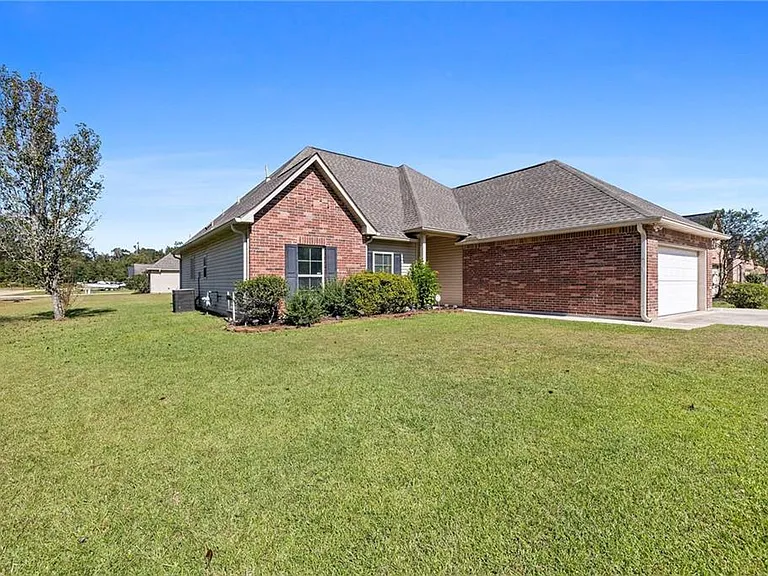 22157 Fen St — Photo 3