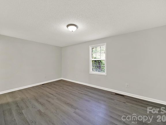 4th image of 807 Evening Shade Ln