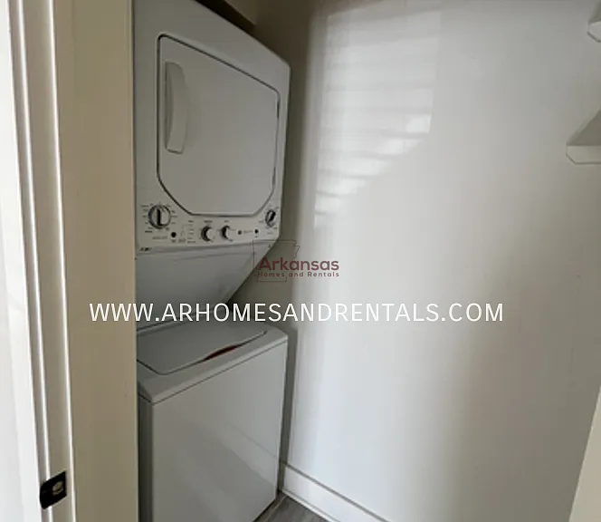 901 W Charles Bussey Ave #C — Photo 9
