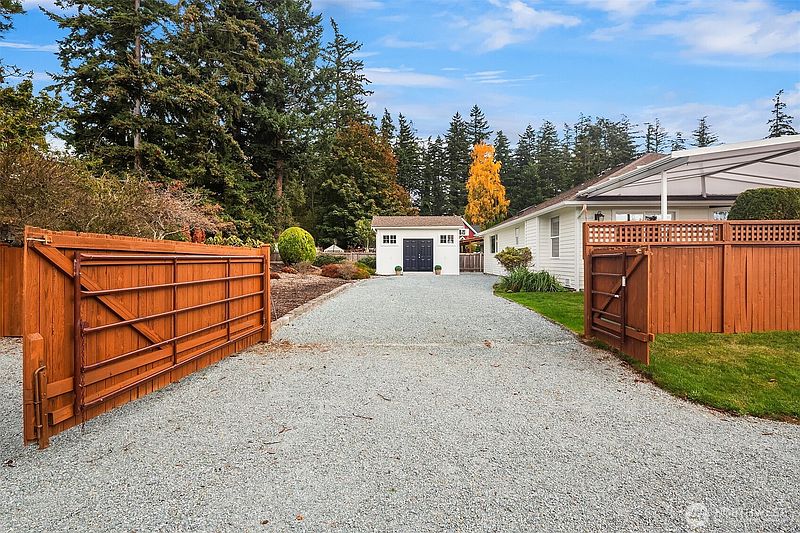 5th image of 381 MacBrae Drive