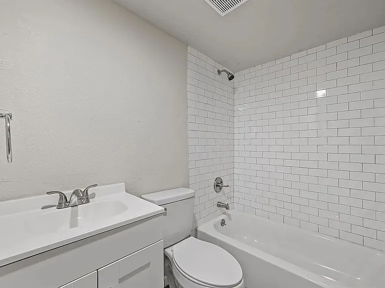 Heritage Grove Apartments — Photo 17