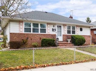 300 Roquette Ave, South Floral Park, NY 11001