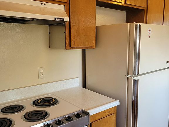 Stove and refrigerator included