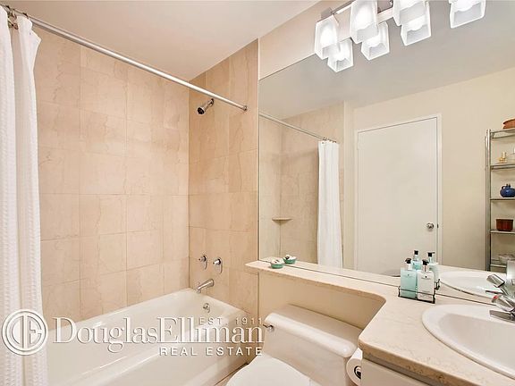 4th image of 311 Greenwich St APT 3F