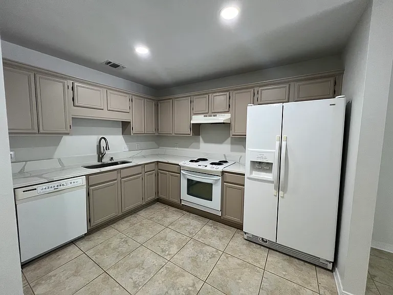 158 Stearns St — Photo 3