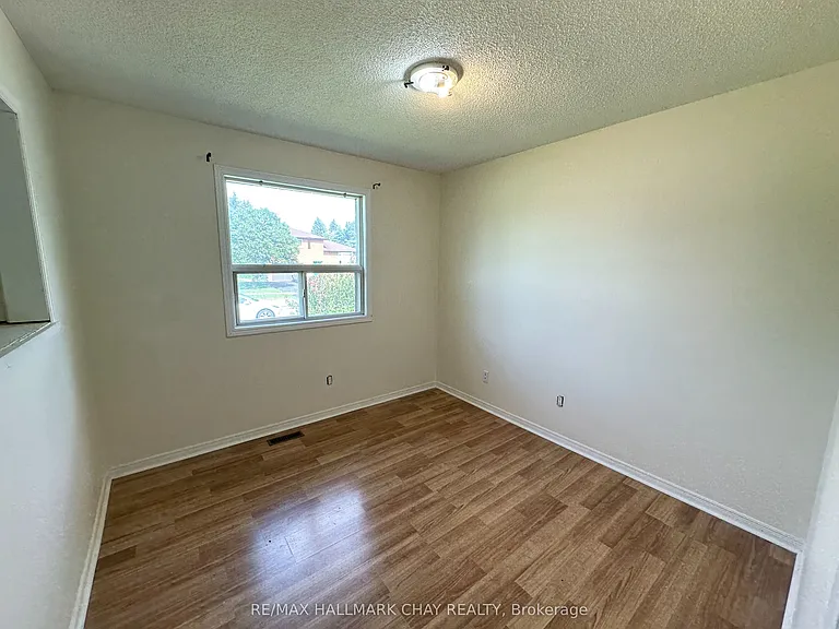 2047 Chantler St — Photo 6