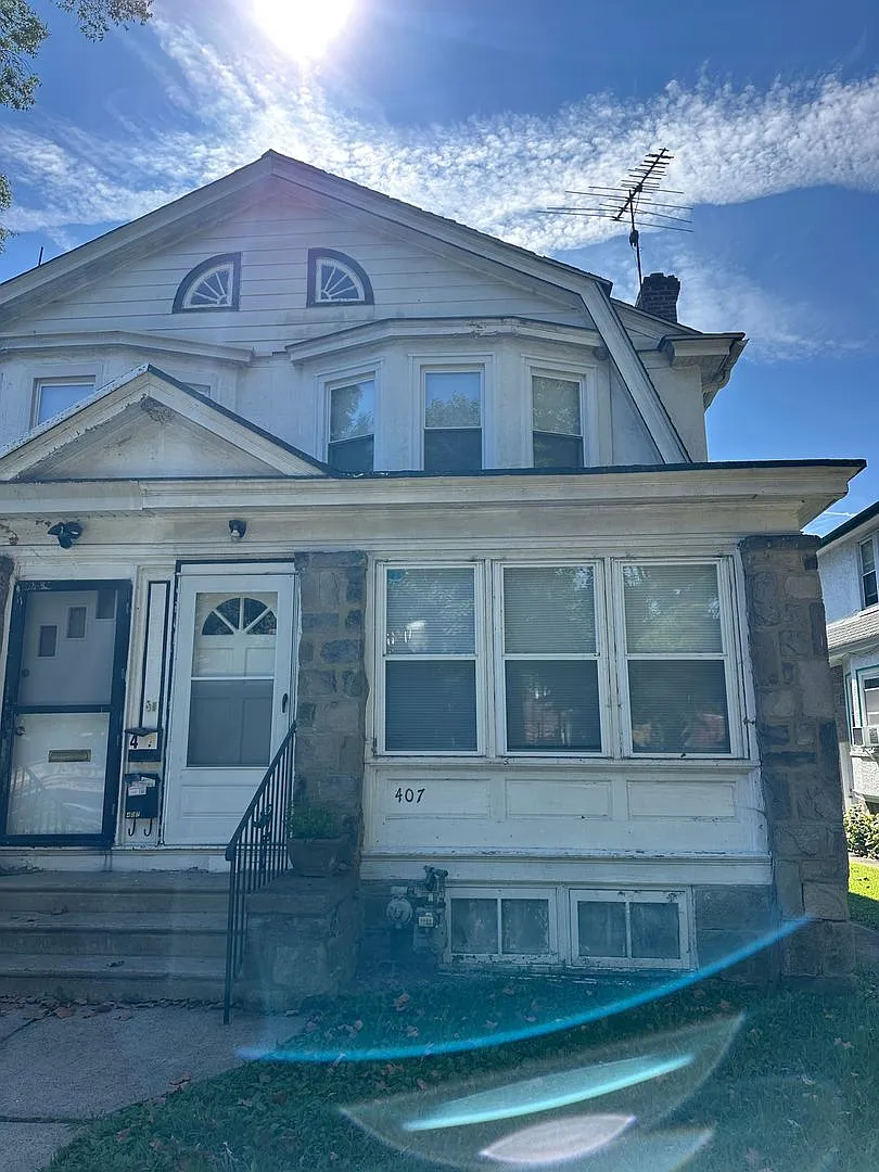 Large 3 Bed/ 1 Bath For Rent — Photo 1