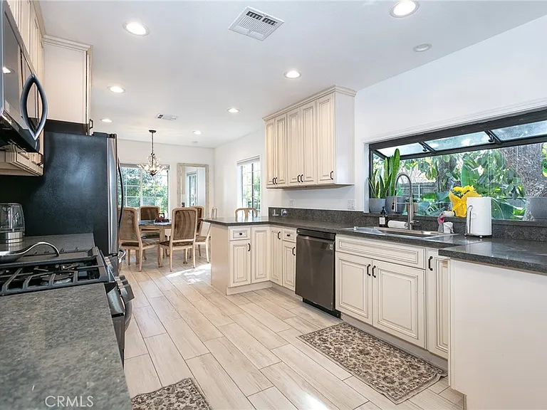 5825 Fulton Ave — Photo 15