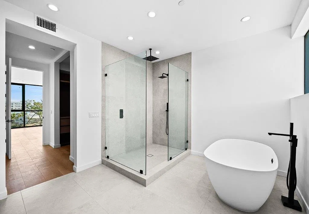 3 bed, 3.5 bath, 2500 sqft, $7,500 — Photo 3