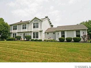 2 Cedarwood Dr, Fairport, NY 14450