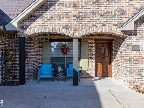 3rd image of 120 Parkway Oaks Dr