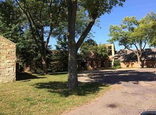 2301 E Castleroc Pl, Sioux Falls, SD 57103