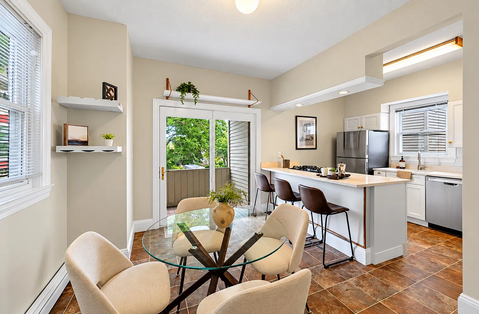 3 bed, 1040 sqft, $4,500 — Photo 3