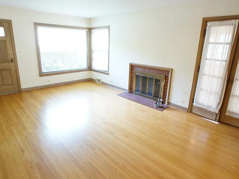1229 Middlebury Ln — Photo 6