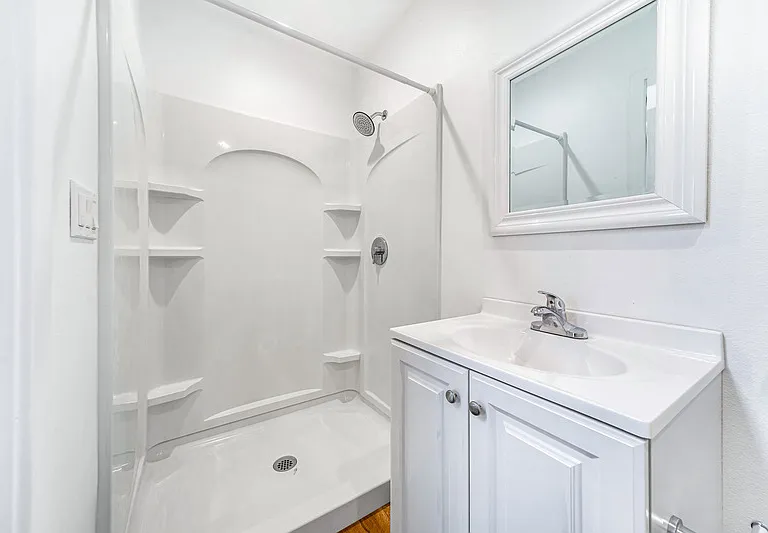 422 N Batavia St — Photo 16
