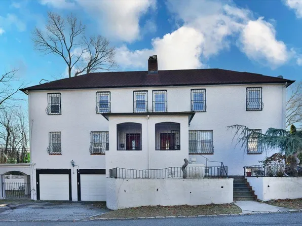 11 Floyd Place, Great Neck, NY 11024