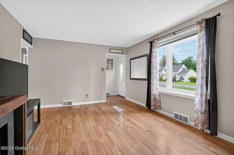 3rd image of 305 Elder Street