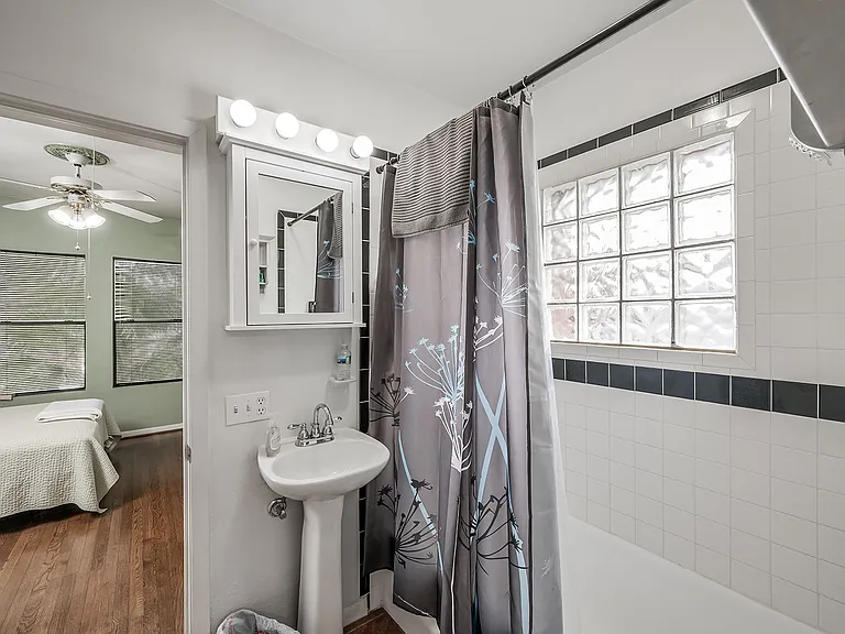 1913 Hawthorne St #1 — Photo 9