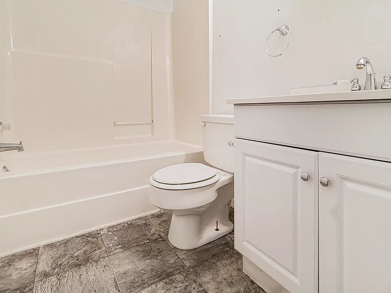 420 Franklin Ave #4 — Photo 9