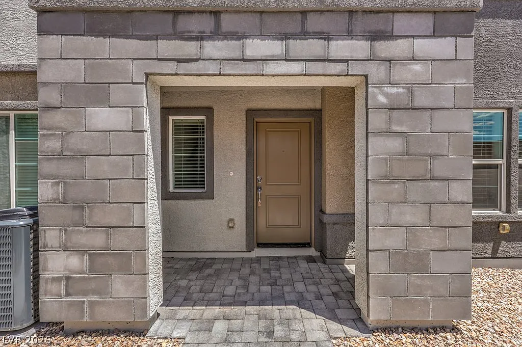 3 bed, 2.0 bath, 1364 sqft, $2,222 — Photo 3