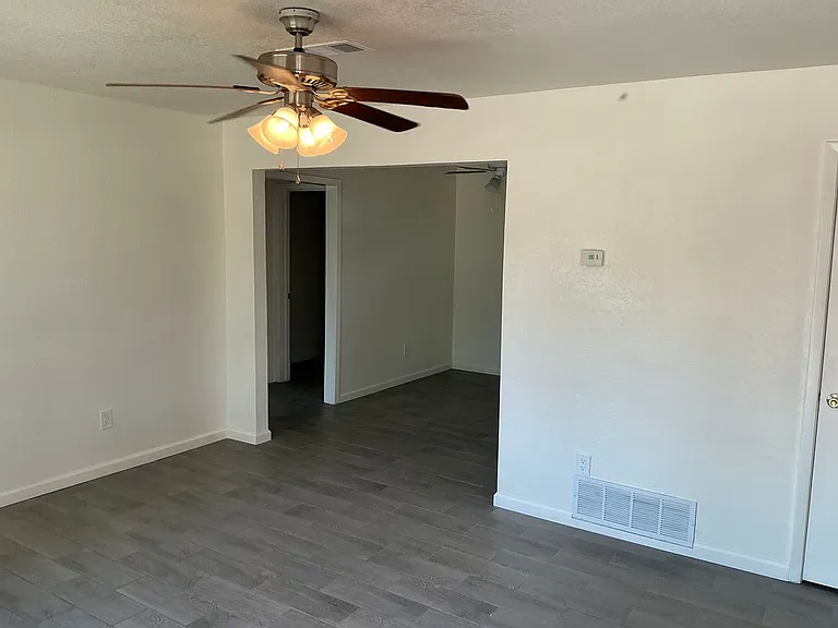 1703 SE 13th St — Photo 3