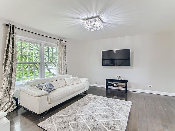 3rd image of 1439 Castlewood Dr