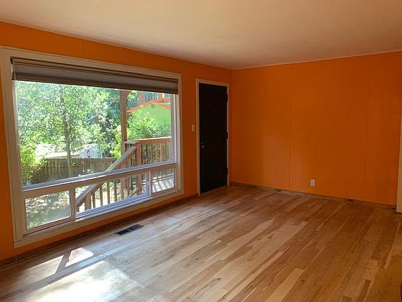 5th image of 121 Lakeview Dr