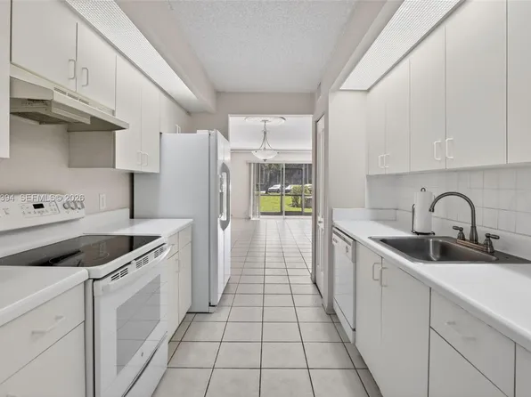 700 SW 137th Ave APT 110H, Pembroke Pines, FL 33027