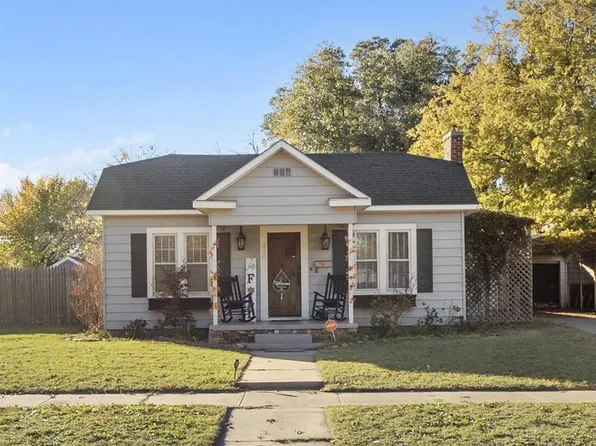 430 S 9th St, Clinton, OK 73601