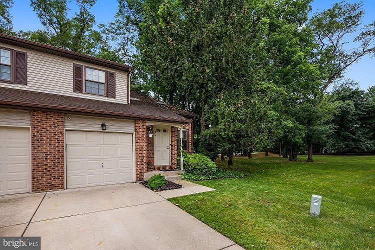 1st image of 8 Greensward Ln