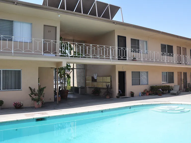 Royal Palms Apartments — Photo 21
