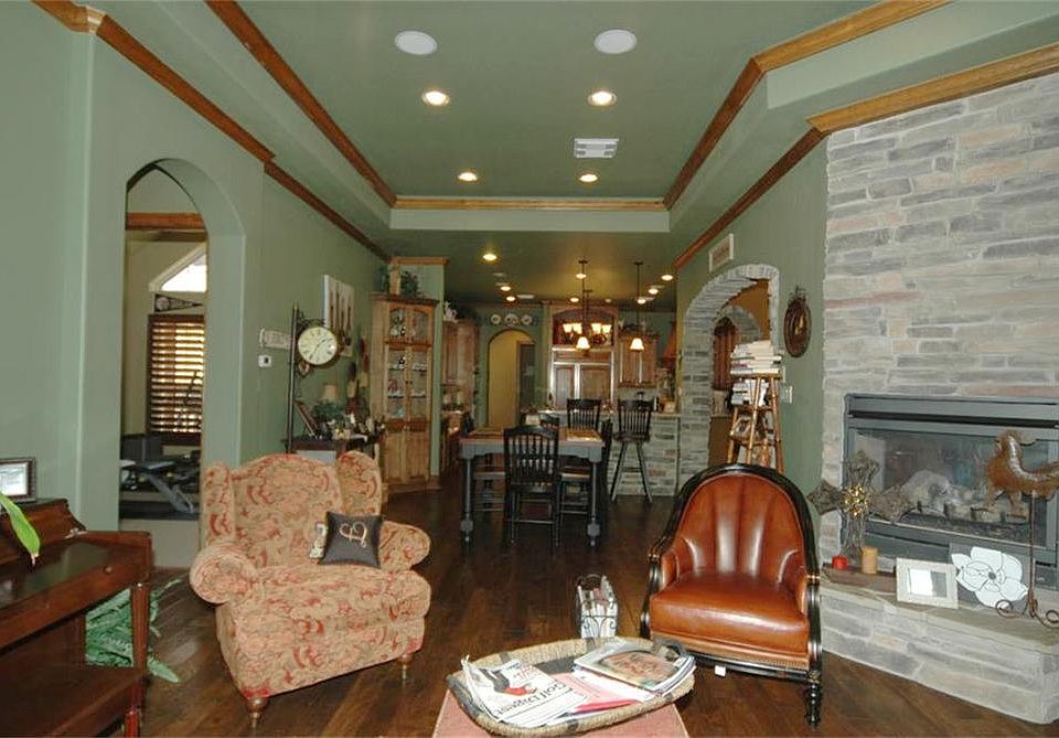 1st image of 2619 Country Club Dr