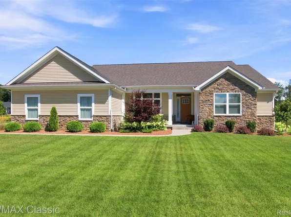 1247 Timberleaf Dr, Brighton, MI 48114