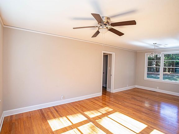 4th image of 710 Douglas St