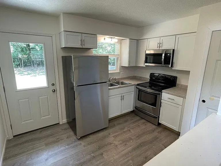 4323 W Bethany Dr — Photo 2