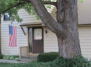 726 Chandler Rd, Gurnee, IL 60031