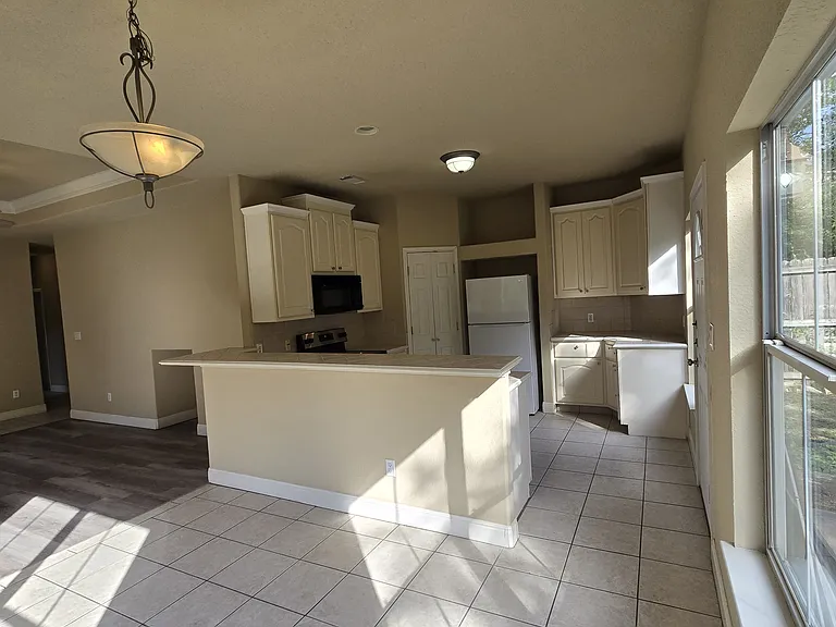 Dining room to kitchen