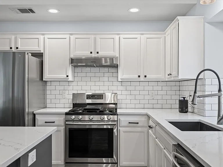 910 Markham Ln — Photo 15
