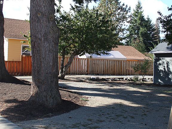 4th image of 165 NW Connell Ave