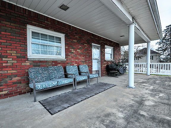 5th image of 800 Graham St