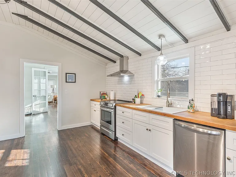 700 N McKinley Ave — Photo 2