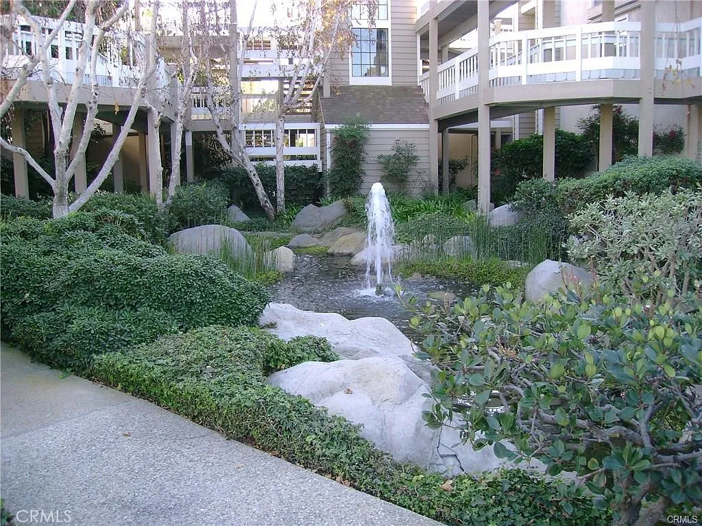 3 bed, 1234 sqft, $3,950 — Photo 3