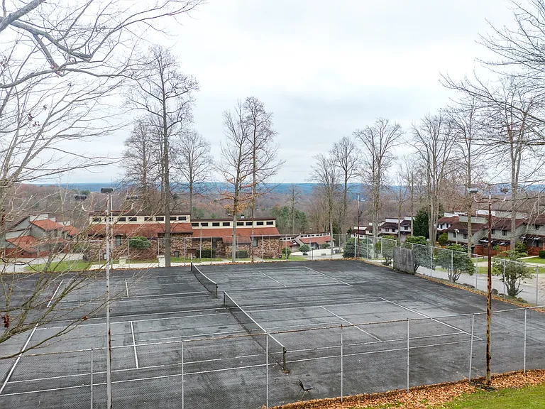 Tennis Courts at Wolf Run Manor