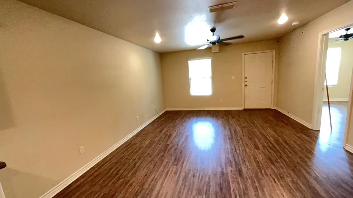 Building Photo - 606 Rockdale St #202