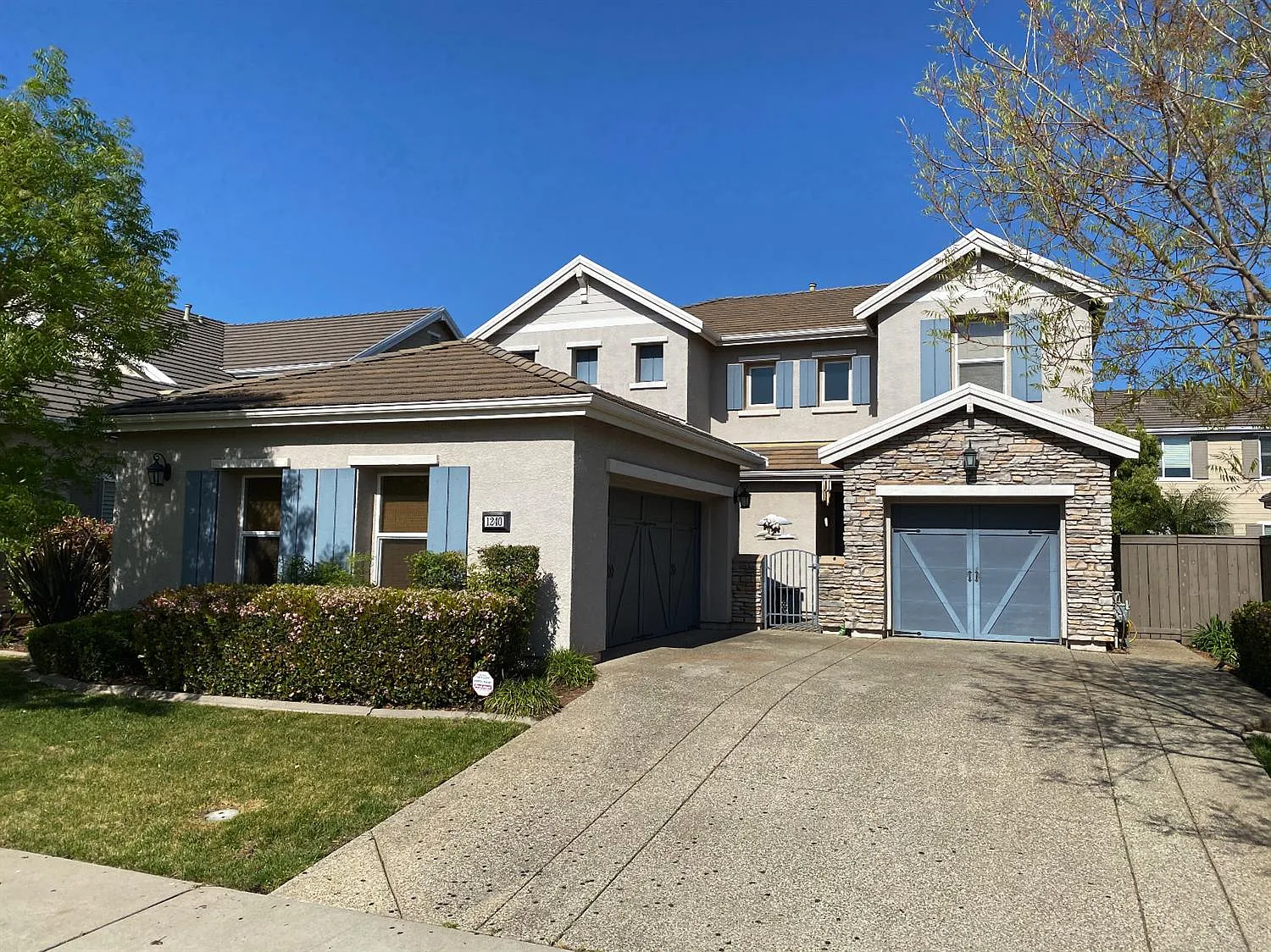 1240 Tiverton Ln photo 1